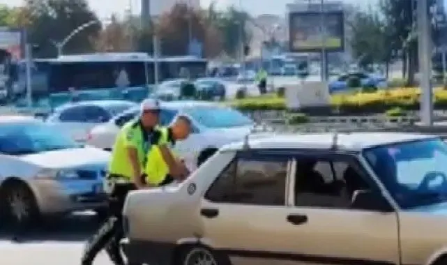 Aracı bozulan şoförün imdadına polisler yetişti