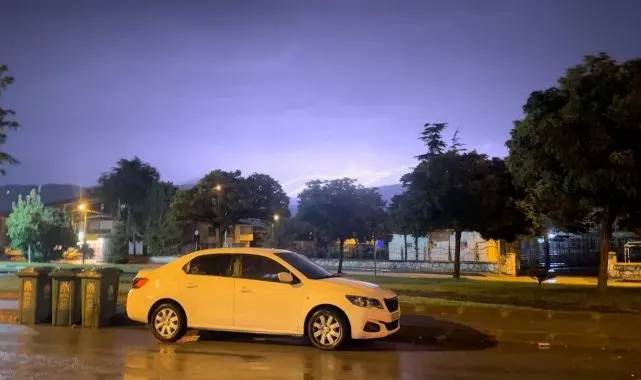 Erzincan'da gecenin karanlığını şimşekler aydınlattı