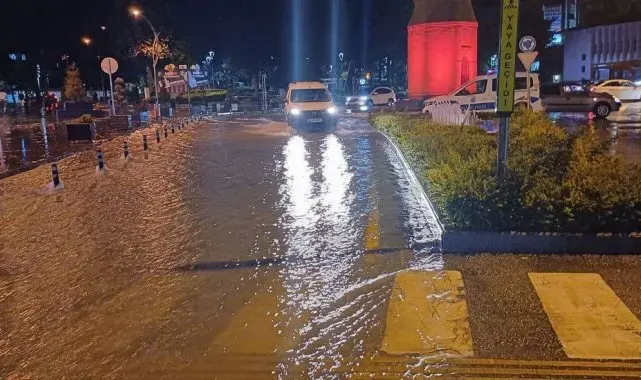 Çorum'da sağanak yağış hayatı felç etti