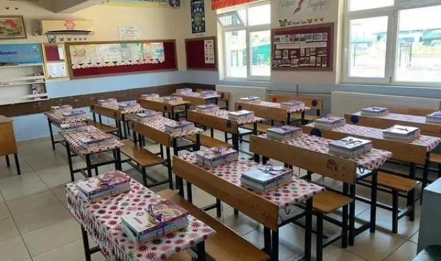 Köyceğiz'de ders kitapları sıralara bırakıldı
