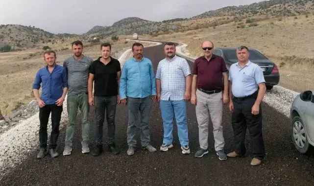 Çorum'un en büyük köyünün yoluna sathi kaplama yapılıyor