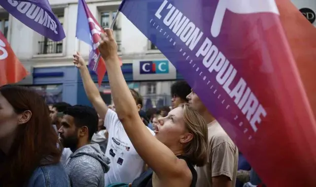 Fransa'da binlerce kişi yeni başbakanı protesto için sokaklara döküldü