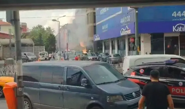 Sultangazi'de bina girişinde patlayan elektrik panosu paniğe neden oldu