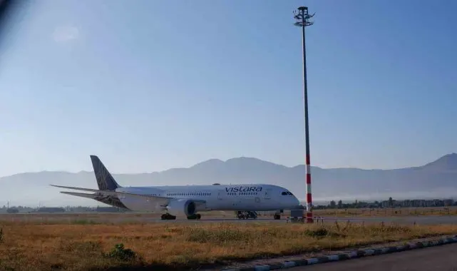 Hindistan uçağı yolcularının Erzurum'daki bekleyişi sürüyor