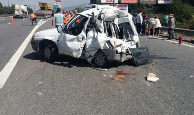 TEM'de feci kaza, tırın çarptığı hafif ticari araç kağıt gibi ezildi: 1'i ağır, 2 yaralı