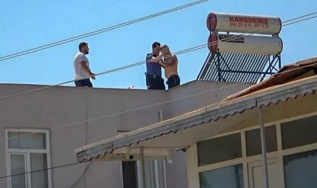 Polis çatıya çıkan adamı indirmek için uzun süre dil döktü