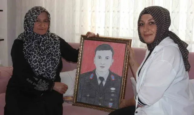 Kahramanmaraş'ta bir ressam şehitlerin resimlerini çizerek ailelerine hediye ediyor