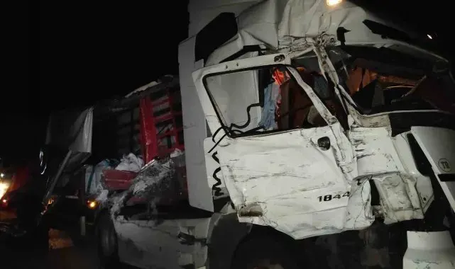 Emniyet şeridindeki yolcu otobüsüne tır çarptı: 1 yaralı