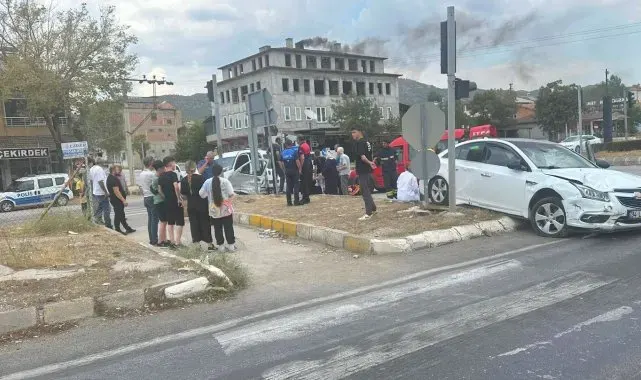 Osmancık'ta iki araç kavşakta çarpıştı: 1 yaralı