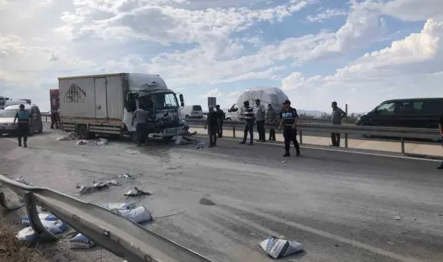 İki kamyonun çarpıştı kazada: 3 kişi yaralandı