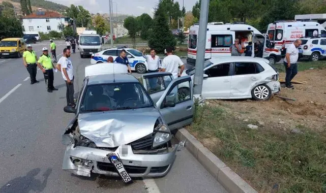 Sağlık çalışanlarının araçları çarpıştı: 3'ü hemşire 7 yaralı