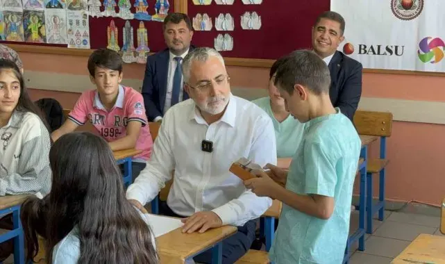 Bakan Işıkhan, tarım işçilerinin çocuklarıyla buluştu