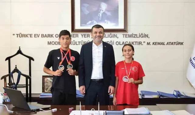 Madalya sevinçlerini Başkan Çavuşoğlu ile paylaştılar