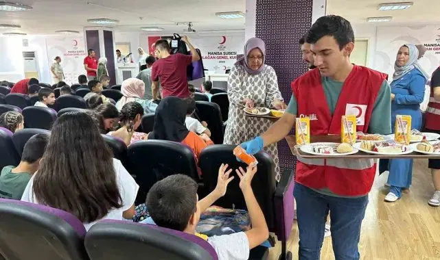 Türk Kızılay'dan yetim öğrencilere kırtasiye yardımı