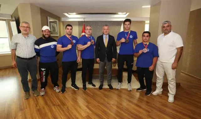 Bilek güreşinde Türkiye'nin ve Kocaeli'nin gururu oldular