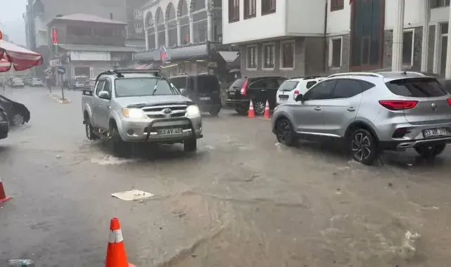 Rize'de sağanak yağış sonrası cadde ve sokaklar göle döndü