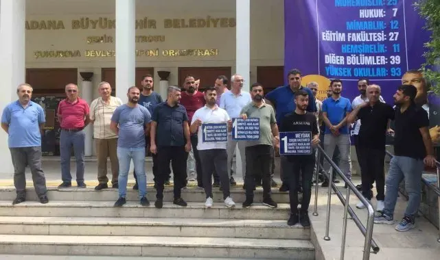 Adana'da dolmuş şoförleri belediye önünde eylem yaptı