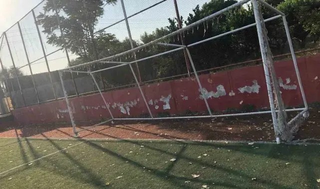 Narlıdere'deki Ali Artuner Stadyumu harabeye döndü