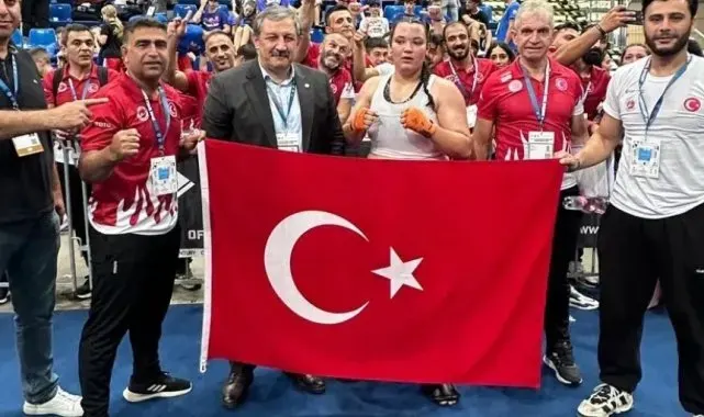 Sökeli kickboksçu Özge'den dünya birinciliği başarısı