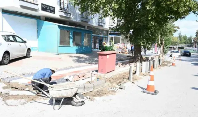 Isparta Belediyesi yıpranmış kaldırım taşlarını yenileyerek yeniden düzenliyor