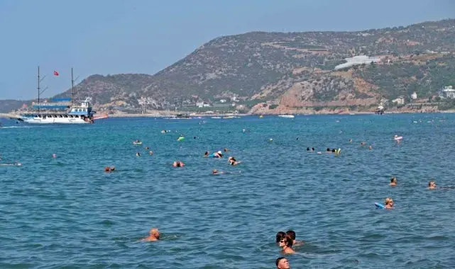 Alanya'da 2 gün aradan sonra güneşi gören tatilciler plajlara akın etti