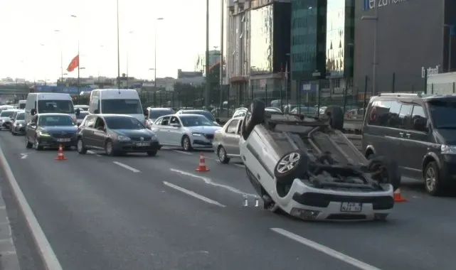 Bahçelievler'de bariyere çarpan araç takla attı