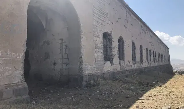 Kars'taki tarihi tabyalar içler acısı durumda