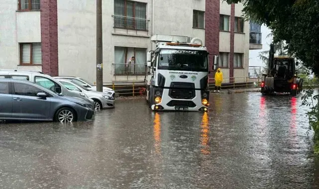 Yağış nedeniyle mazgal tıkandı, ekipler çalışma yaptı