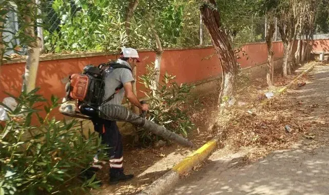 Körfez'de okul bahçeleri temizlendi