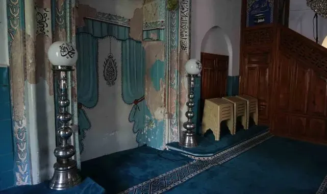 Yeni Bezzaz Camii'nin mihrabı dökülüyor