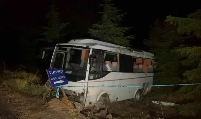 Polis memurlarını taşıyan midibüs şarampole uçtu: 14'ü polis 15 yaralı