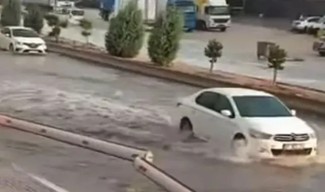 Gaziantep'te sağanak yağış cadde ve sokakları göle çevirdi