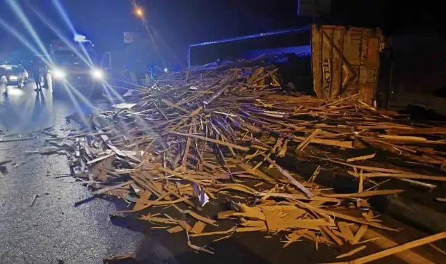 Karadeniz Ereğli'de odun yüklü kamyon devrildi:1 yaralı