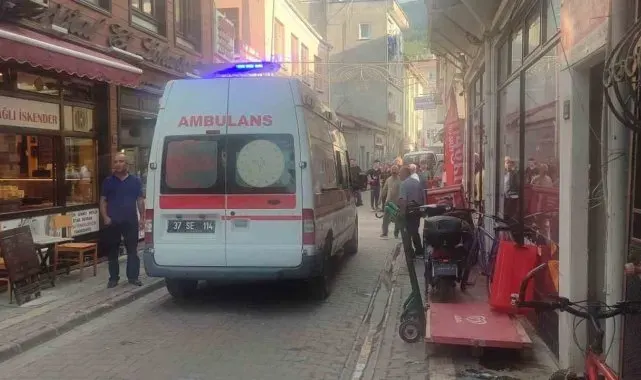 Kavga sırasında kırılan cam sokaktan geçen engelli gencin üzerine düştü