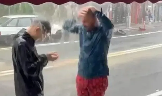 Rize'de sıcaktan bunalan gençler yağmur altında duş aldı
