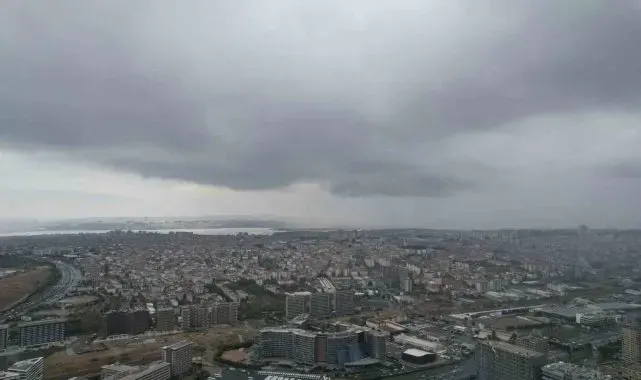 Mega kentin semalarına yağmur bulutları böyle geldi