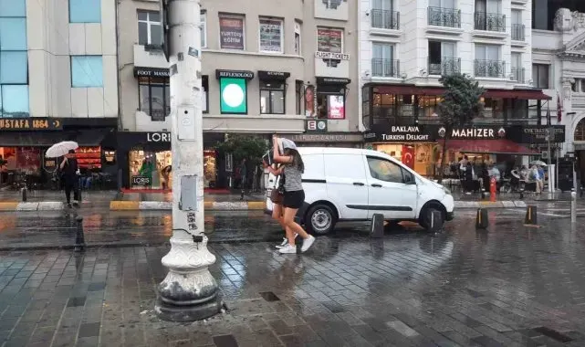 Taksim'de sağanak yağış etkili oldu