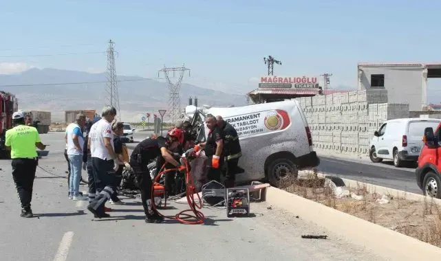 Kamyon ile hafif ticari araç çarpıştı: 1 ölü
