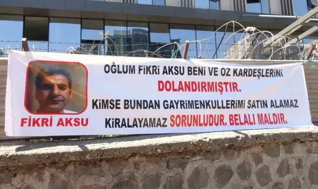 Diyarbakır'da oğlu tarafından dolandırıldığını iddia eden baba, olayı pankartla duyurdu