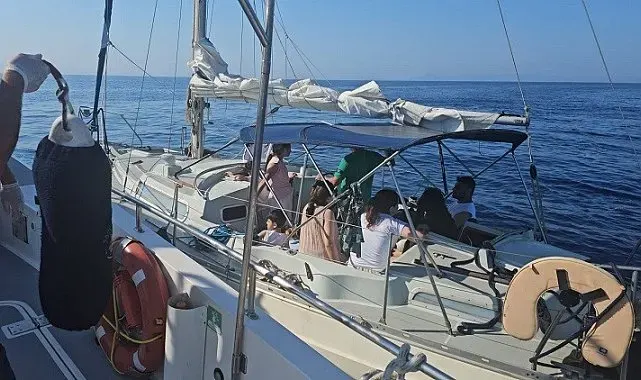 Sürüklenen yelkenli teknedeki göçmenler kurtarıldı