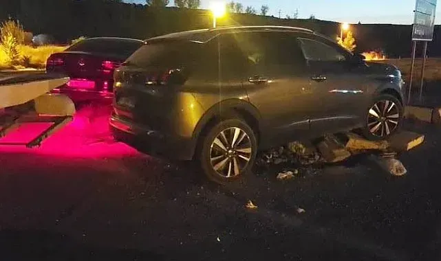 Isparta'da iki otomobil kavşakta çarpıştı: 10 yaralı