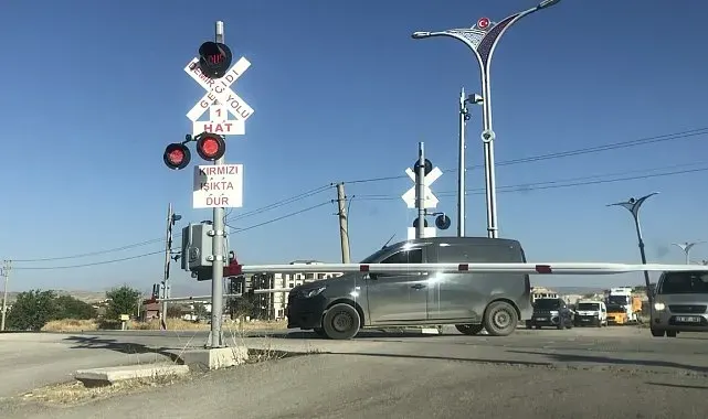 Elazığ'da tren yolunda kazaya davetiye çıkaran anlar