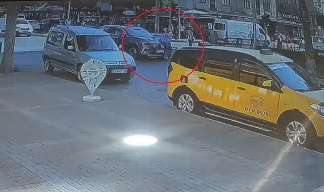 Otomobilin çarptığı kadın metrelerce savruldu