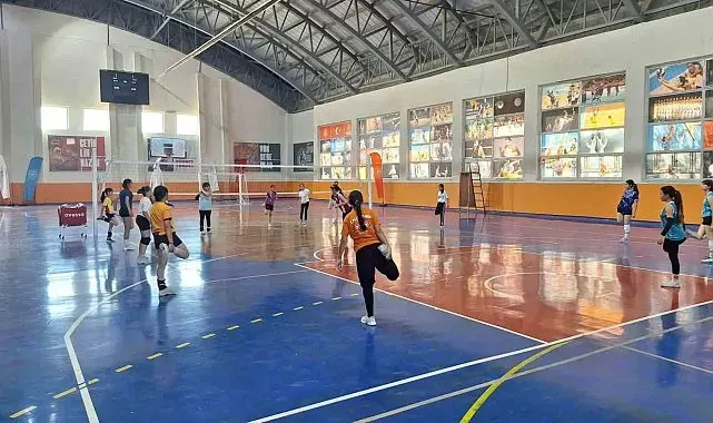 Bulanık'ta voleybol antrenmanları yoğun katılımla devam ediyor