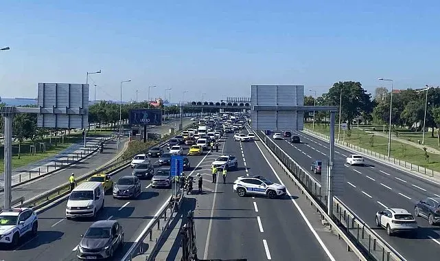 Zeytinburnu'nda panelvan araç alev alev yandı