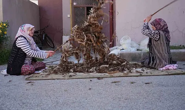 Bayburt'ta kadınların geleneksel yün mesaisi