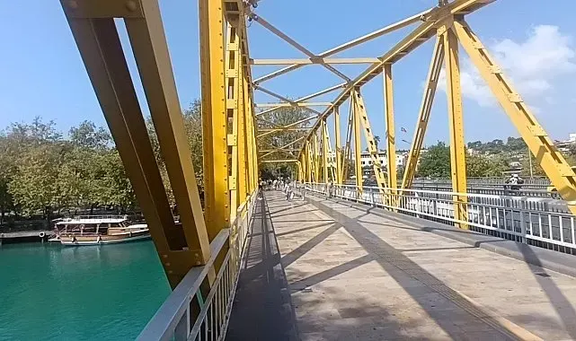 Sıcaktan bunalan çocukların Manavgat Irmağı'nda tehlikeli serinliği