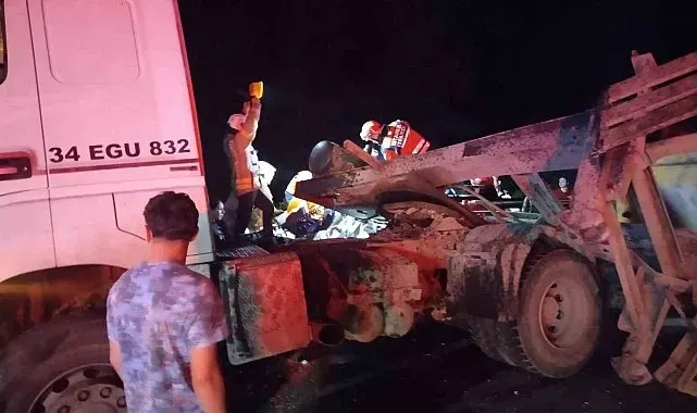 Beykoz'da hafriyat kamyonu otomobille çarpıştı: 1'i ağır, 3 yaralı