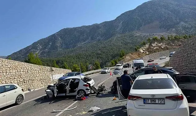Karşı şeride geçip 3 araca çarptı: 4 yaralı