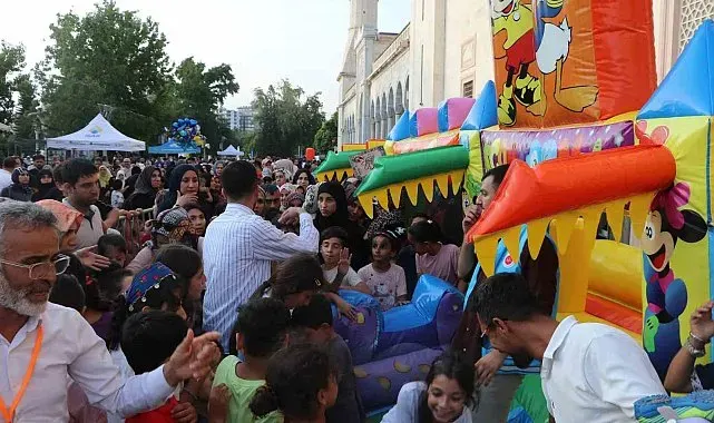 Adana'da cami avlusu çocuklarla renklendi